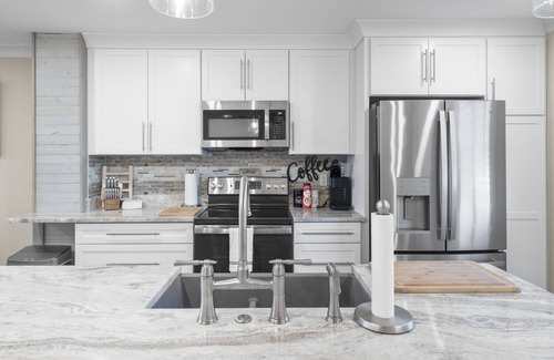 Port Charlotte Condominio | Myakka River Views / Corner Unit / Freshly Designed / Pool / Gym / Gated