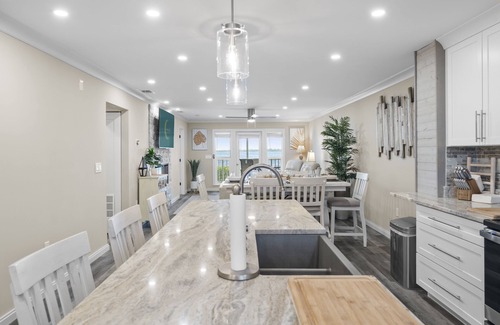 Port Charlotte Condominio | Myakka River Views / Corner Unit / Freshly Designed / Pool / Gym / Gated