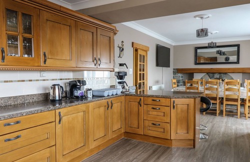 Cwrt Cabaña | MYNYDD AR MOR, family friendly, character holiday cottage in Barmouth