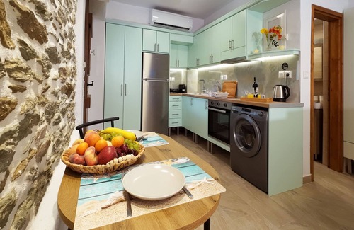 Horto Casa | Myrsini's Downstairs Studio