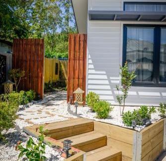 Kangaroo Valley Casa | Myrtle Tree Lodge Trunks - stand alone lodge in the Heart of village