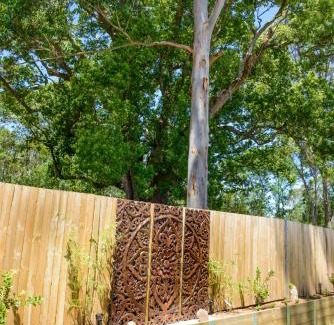 Kangaroo Valley Casa | Myrtle Tree Lodge Trunks - stand alone lodge in the Heart of village