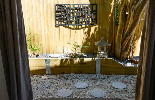 Kangaroo Valley Casa | Myrtle Tree Lodge Trunks - stand alone lodge in the Heart of village