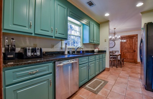 Tuscaloosa Casa | Myrtlewood Cottage - una propiedad de alquiler de B & B Bama! Camina al estadio y al centro.