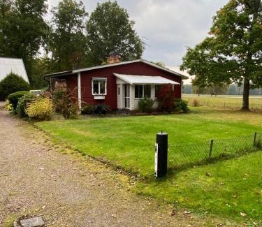 Lockna Casa | Mysig stuga med kamin och gratis båt