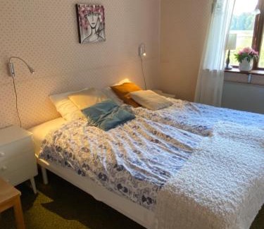Lockna Casa | Mysig stuga med kamin och gratis båt