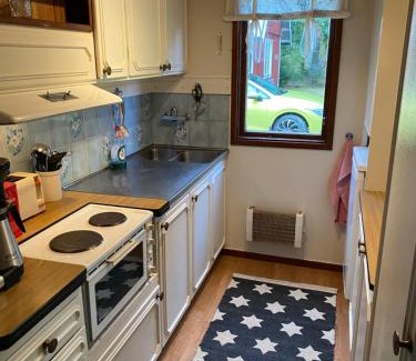 Lockna Casa | Mysig stuga med kamin och gratis båt