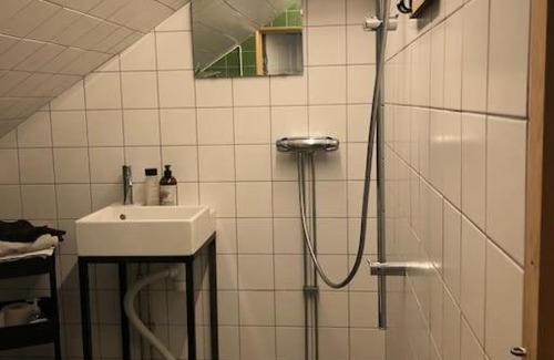 Kivik Apartamento | Mysigt men trångt vindsrum i Svinaberga!