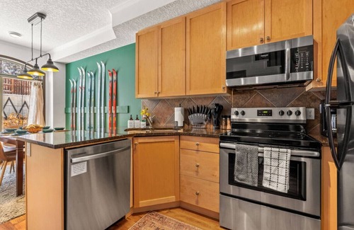 Canmore Chalet De Esquí | Mystic 2BR Canmore Retreat w/ Pool, Hot Tub + BBQ