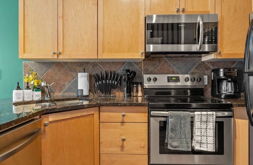 Canmore Chalet De Esquí | Mystic 2BR Canmore Retreat w/ Pool, Hot Tub + BBQ