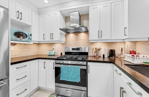 Mississauga Casa | Mystic Mansion in Mississauga w/Party Rm Sleeps 10