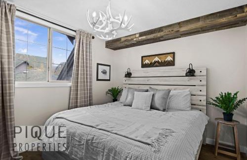 Canmore Chalet De Esquí | Mystic Mountain Chalet, Heated Outdoor Pool & Hot Tub, Free Parking, Fast Wifi!