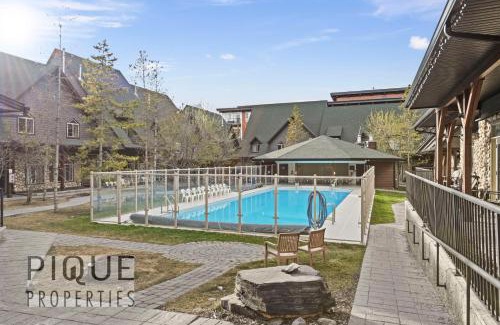 Canmore Chalet De Esquí | Mystic Mountain Chalet, Heated Outdoor Pool & Hot Tub, Free Parking, Fast Wifi!