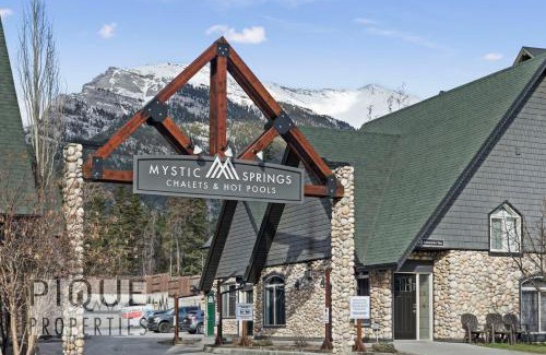 Canmore Chalet De Esquí | Mystic Mountain Chalet, Heated Outdoor Pool & Hot Tub, Free Parking, Fast Wifi!