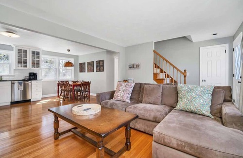 West Mystic Casa | Mystic Pet Friendly Retreat -Easy walk to Downtown