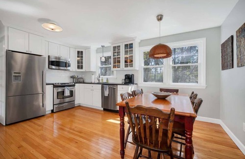 West Mystic Casa | Mystic Pet Friendly Retreat -Easy walk to Downtown