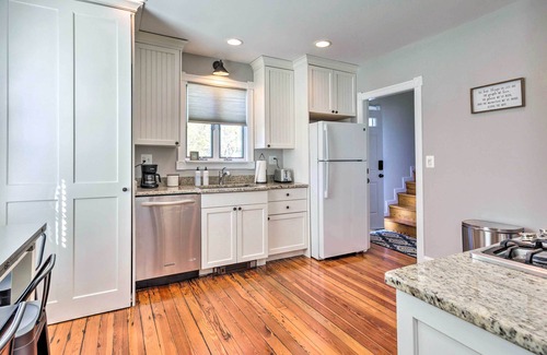 Mystic - New London Condominio | Mystic Refuge w/ Patio < 1 Mi to Downtown!