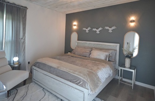 Waco Casa | Mystical Stays: The Owl & Moon, Group Trip, King Bed, Themed Stays. 3+2