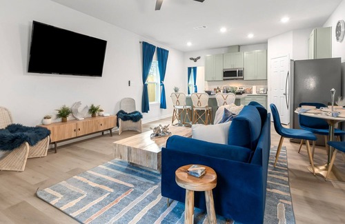 Waco Casa | Mystical Stays: The Owl & Moon, Group Trip, King Bed, Themed Stays. 3+2