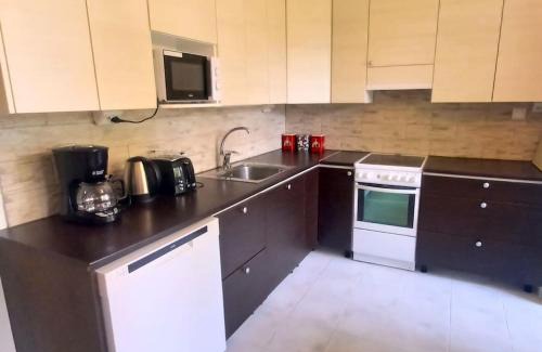Kotka Apartamento | Nätti, avara huoneisto, kaksi weeceetä, kaksi sisäänkäyntiä