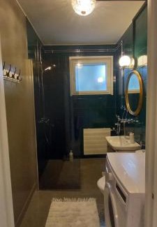 Kotka Apartamento | Nätti, avara huoneisto, kaksi weeceetä, kaksi sisäänkäyntiä