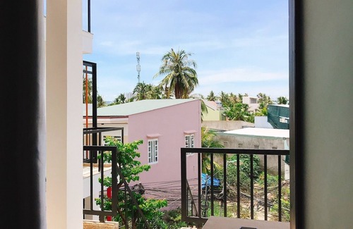 Nha Trang Villa | Nắng Homestay là nhà riêng, nằm trong hẻm cách đường lớn khoảng 300 mét.