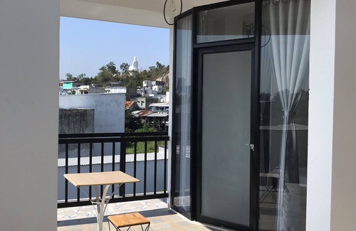 Nha Trang Villa | Nắng Homestay là nhà riêng, nằm trong hẻm cách đường lớn khoảng 300 mét.