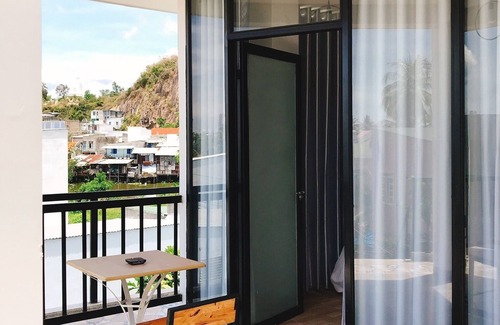 Nha Trang Villa | Nắng Homestay là nhà riêng, nằm trong hẻm cách đường lớn khoảng 300 mét.
