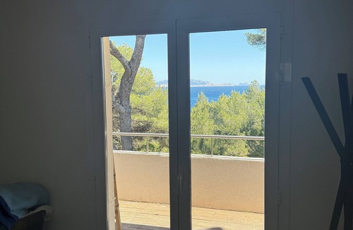 Ensues-la-Redonne Casa | N'ARTure home with unique environment (restricted calanque, sea front and boat)