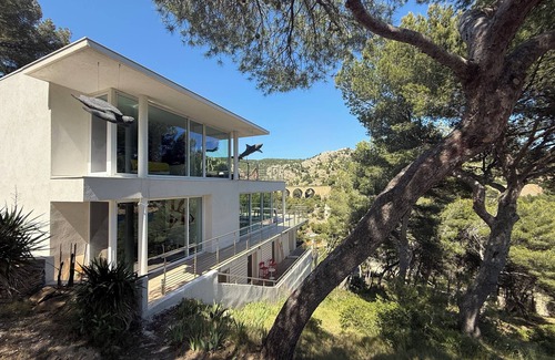 Ensues-la-Redonne Casa | N'ARTure home with unique environment (restricted calanque, sea front and boat)