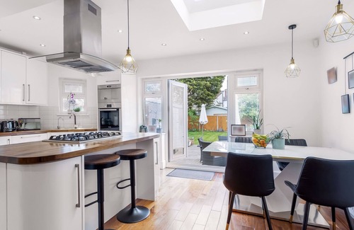 Enfield Casa | "Exquisite 4/5 Bedroom Modern Marvel 5 minute walk to Enfield Town station