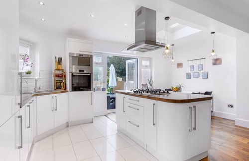 Enfield Casa | "Exquisite 4/5 Bedroom Modern Marvel 5 minute walk to Enfield Town station