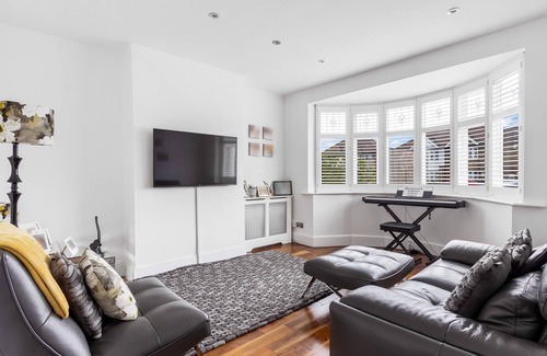 Enfield Casa | "Exquisite 4/5 Bedroom Modern Marvel 5 minute walk to Enfield Town station
