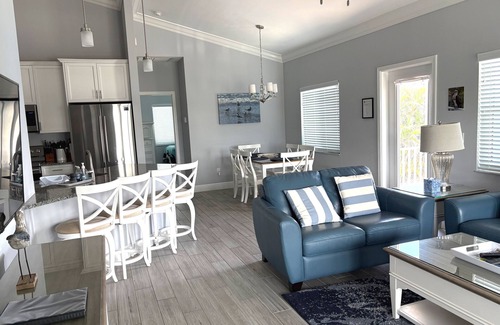 Mid Island Casa | Nuevo paraíso de playa decorado profesionalmente con piscina, 2 min. caminar a la playa