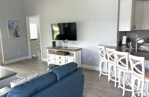 Mid Island Casa | Nuevo paraíso de playa decorado profesionalmente con piscina, 2 min. caminar a la playa