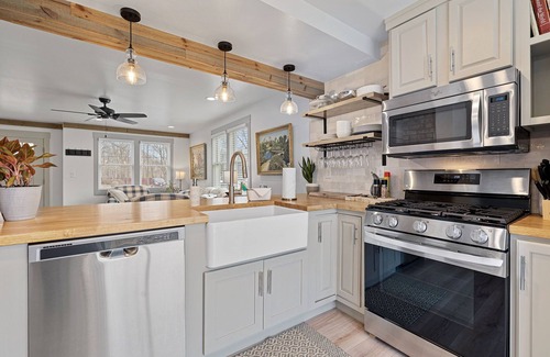 Benton Harbor Casa | N Shore Bungalow-Close to St Joe, beaches, golf, wineries, 45 min to Notre Dame