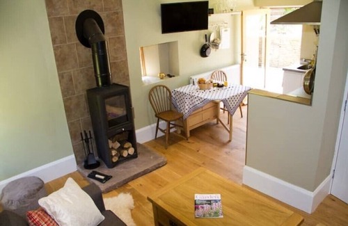 Usk Cabaña | 3-4 bed Barn, open living space , pet friendly, rural, with easy access from M4