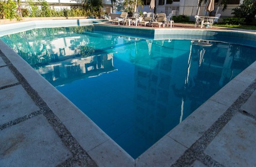 Las Playas Apartamento | n3BR/2BA Condo With Pool & AC – Steps to the Beach