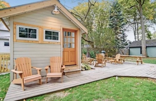 Douglas Cabaña | A historic Lakeshore Cottage across from Douglas Beach!