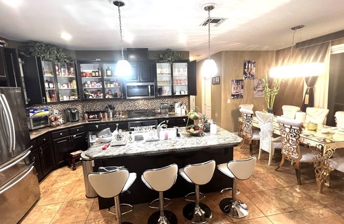 Tracy Casa | Nabor(9) private room with bath in clean & quite