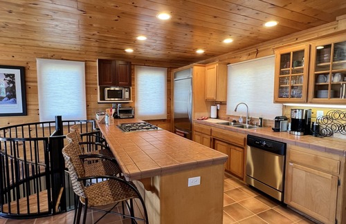 Oak Shores Casa | ¡Naci Chalet es perfecto para esos fantásticos viajes al lago, Internet y resbalones privados!