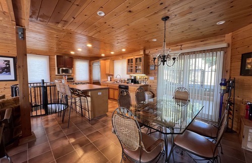 Oak Shores Casa | ¡Naci Chalet es perfecto para esos fantásticos viajes al lago, Internet y resbalones privados!