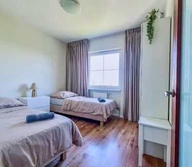 Gdansk Apartamento | Nad stawem, dwupoziomowy, 6 łóżek, parking, zielona okolica
