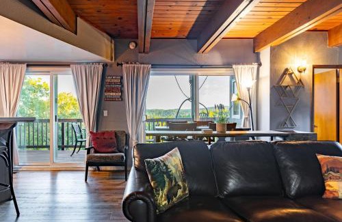 Lake Arrowhead Casa | Nadelhorn by AvantStay Balcony w Sweeping Views Playroom Arcade Games