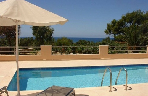 Kounopetra Villa | Nafsika Beach House: Large Private Pool, Walk to Beach, Sea Views, A/C, WiFi