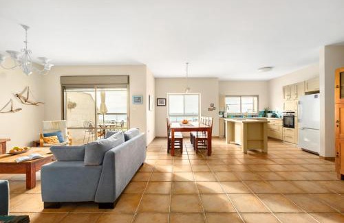 Nahariya Apartamento | Nahariya Beachside Comfort Stay by Sea N Rent