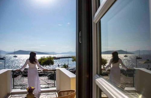 Aegina Town Apartamento | Naias Aegina, Sea-front apartment 95 sqm