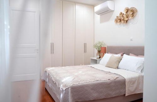 Aegina Town Apartamento | Naias Aegina, Sea-front apartment 95 sqm