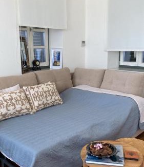 Aegina Town Apartamento | Naias Aegina, Sea-front apartment 95 sqm