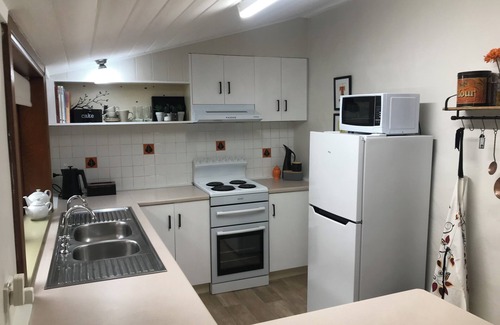 Penola Cabaña | Air's Cottage Penola: Delightful colonial stone cottage, WiFi fire AC Spa BBQ